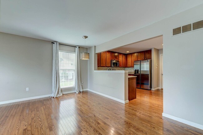 Building Photo - Gorgeous Updated 3 Bed 2.5 Bath Home w/2 C...