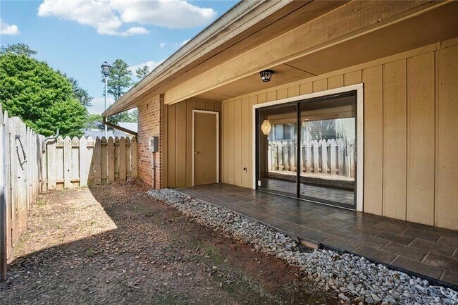 Building Photo - 2035 Powers Ferry Trce SE