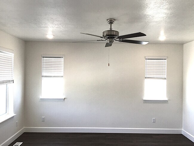 Building Photo - 1246 E Ranch Rd
