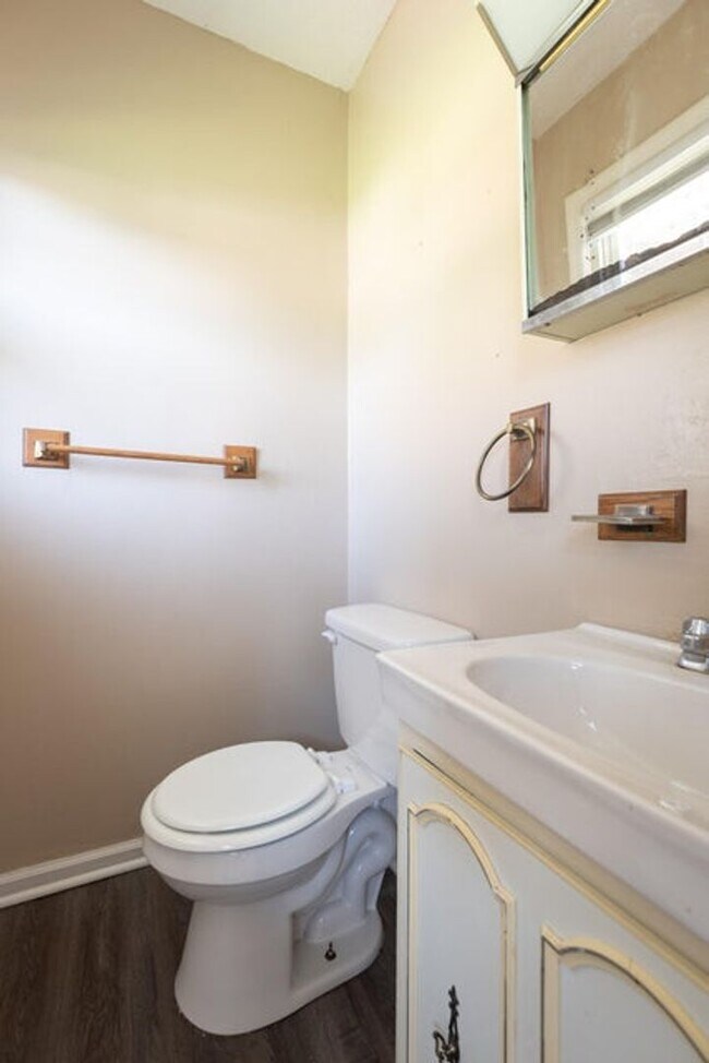 Building Photo - 3 bed 1.5 bath