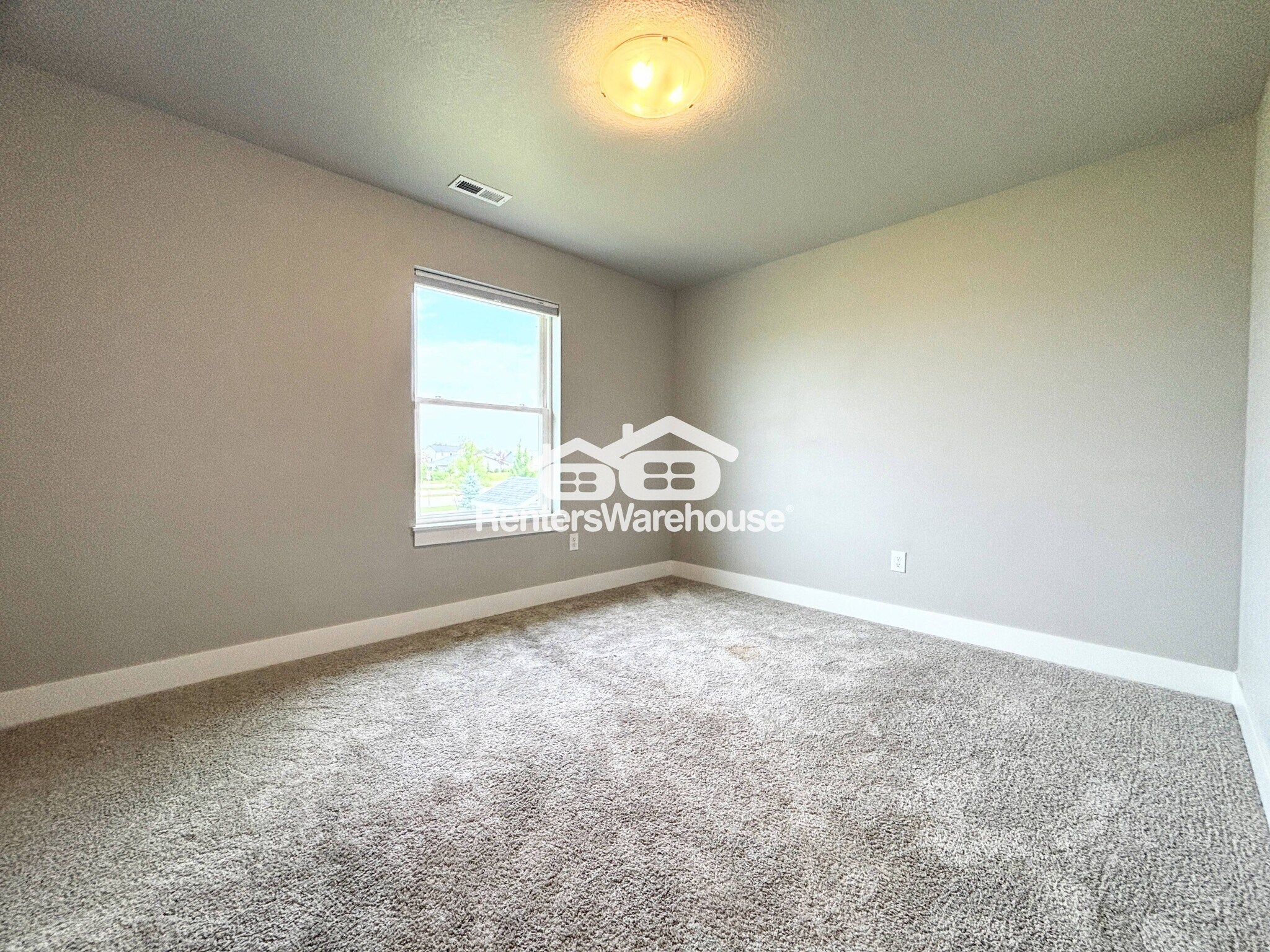 Building Photo - 15231 Deerview Dr