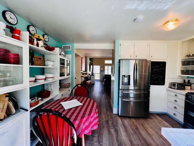 Building Photo - Beautiful 4 bedroom 2 bath House, adorable...
