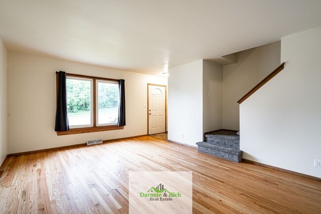 Building Photo - Upgraded Spacious 3 Bedroom Townhome Waukesha