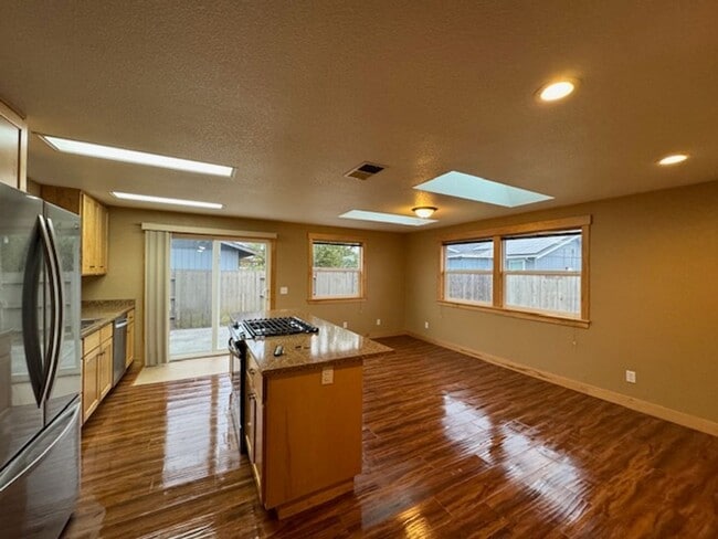 Building Photo - ZELIA! Arcata 3/2, 2 car garage, south facing patio