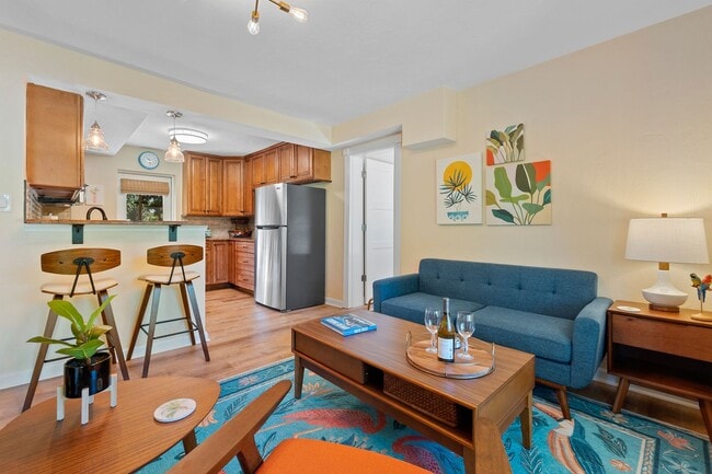 Building Photo - Charming 3Bed 2bath Nestled in the heart o...