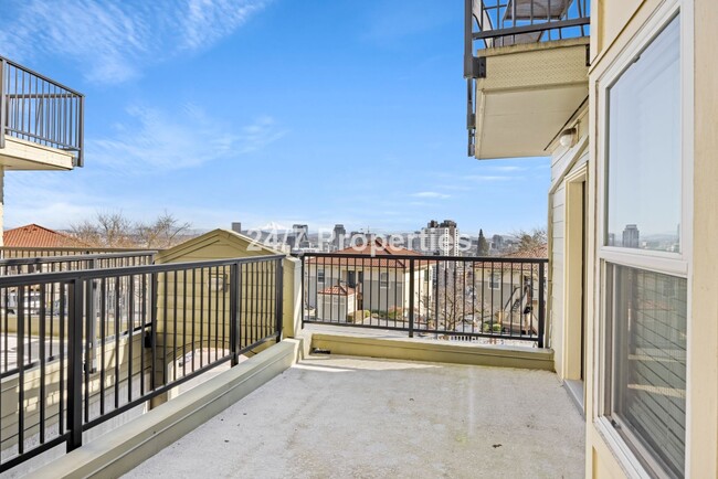 Building Photo - Hilltop 1BD I 1BA Condo + FREE month of re...