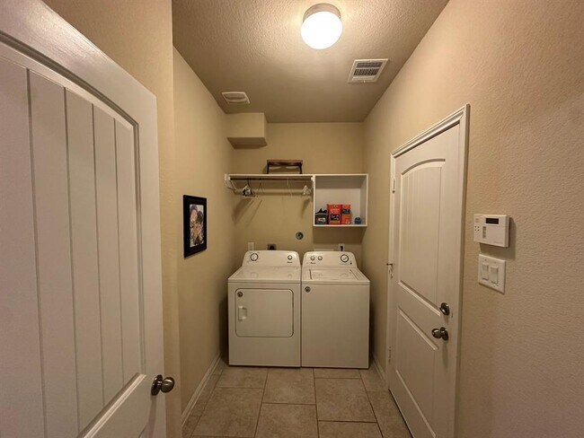 Building Photo - 16020 Fountainview Dr