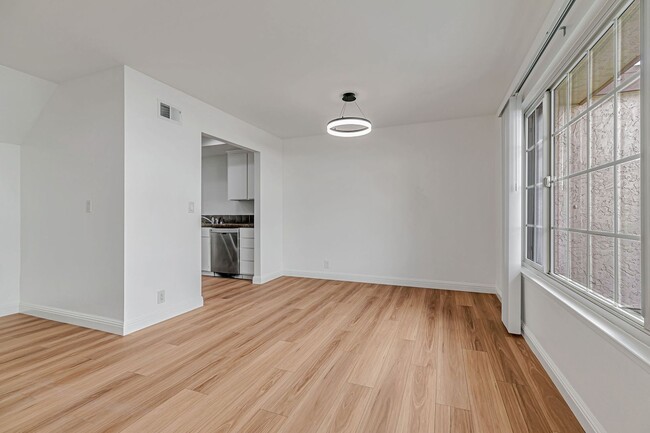 Building Photo - Cupertino Schools - Beautifully Updated Co...