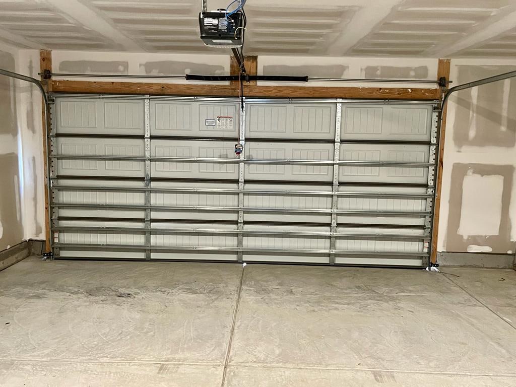Building Photo - Room in Townhome on Statesville Ave