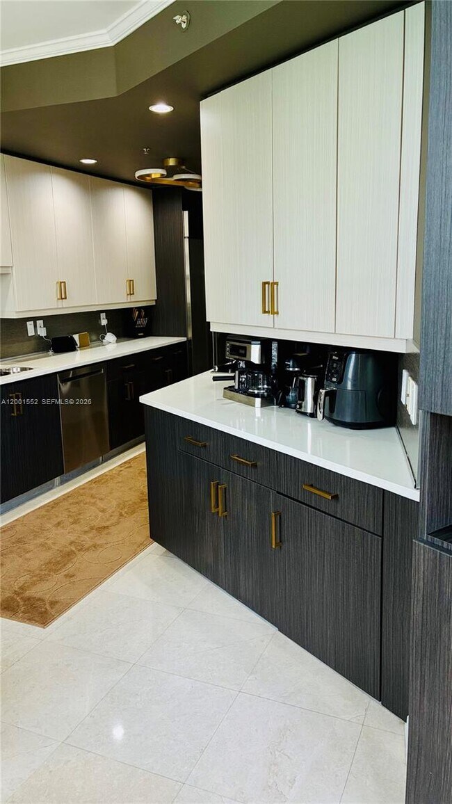 Building Photo - 848 Brickell Key Dr