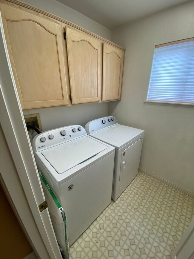 Building Photo - 2 bed/ 2 bath home located in Peccole Ranch
