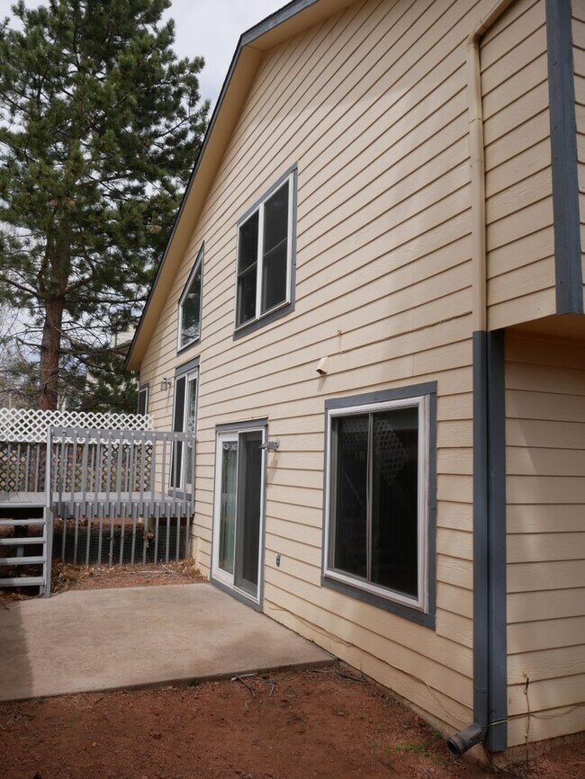 Building Photo - Mountain Shadows 3 Bedroom home with AC