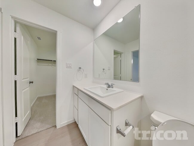 Building Photo - 1620 Parlier St