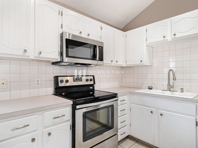 Building Photo - Millard 3 Bed / 2 Bath Split Entry