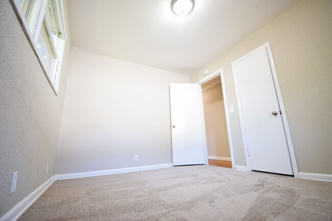 Building Photo - 3 Bedroom 1Bath House, Quiet neighborhood with park across the street