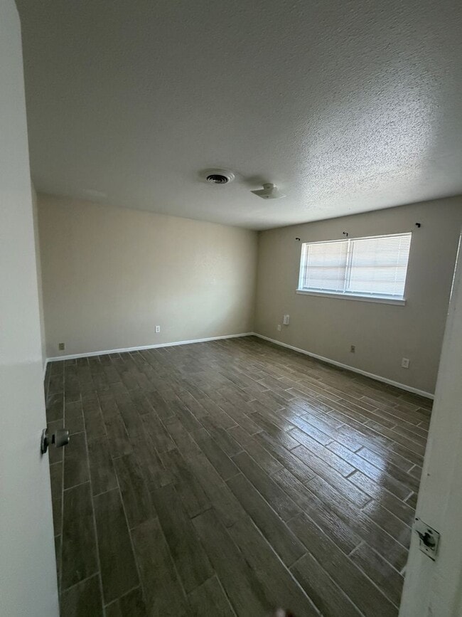 Building Photo - Spacious 2 bedroom with applicances