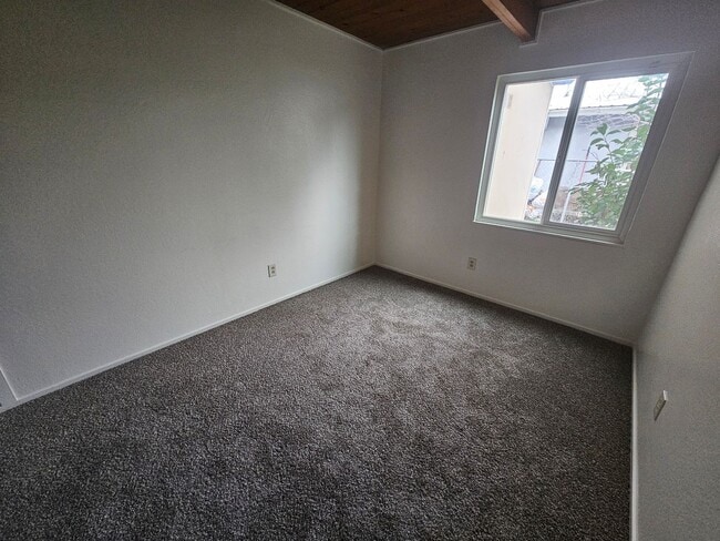 Building Photo - Spacious 4 Bedroom 2 Bath Home WITH BONUS ...