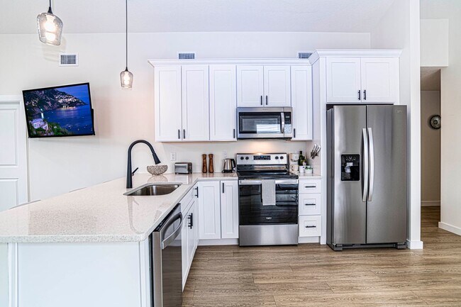 Building Photo - Spacious Fully Furnished 3BR/3BA home in a...