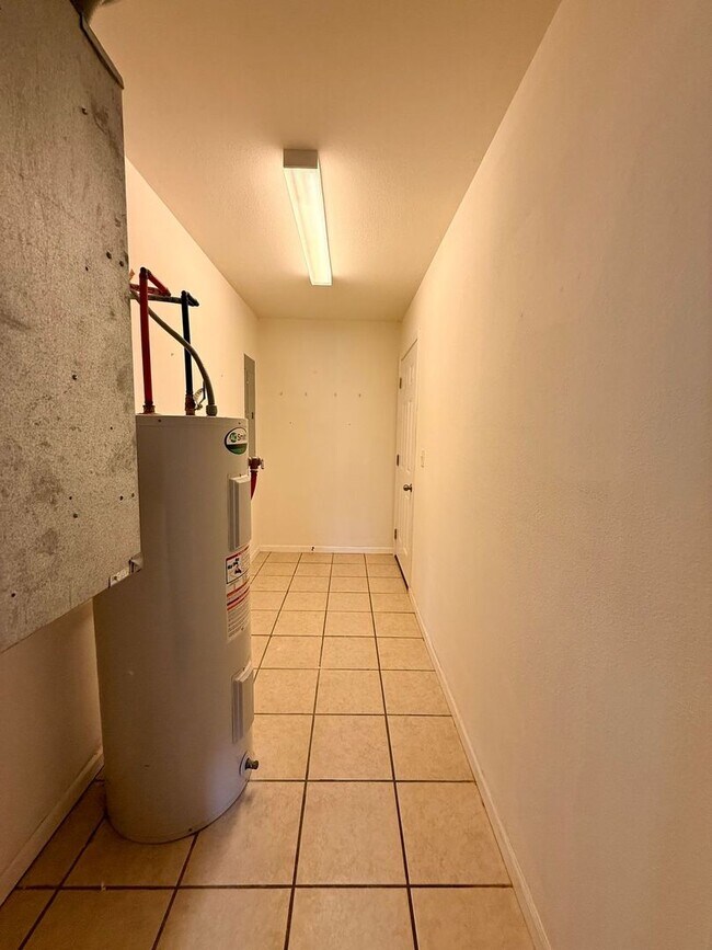 Building Photo - 1573-MF2-E4