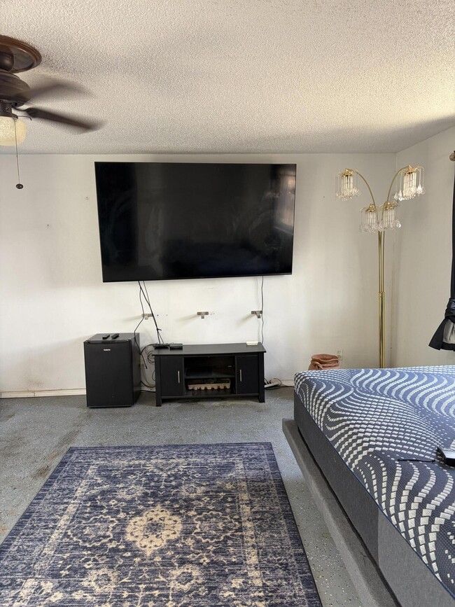 Building Photo - 825 Palomas Dr SE