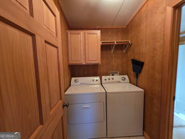 Building Photo - 2832 N Holcomb Dr