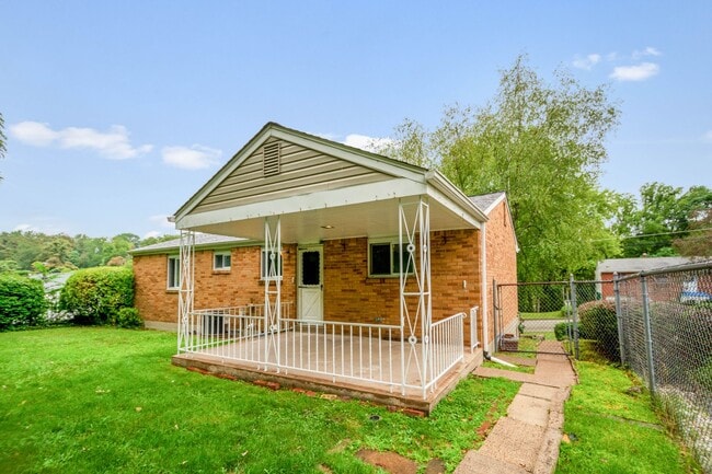 Building Photo - AVAILABLE AUGUST 1ST!! DON'T MISS TIS GORGEOUS 3 BEDROOM IN PENN HILLS!