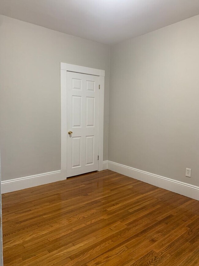 Building Photo - Spacious modern unit with great location in Southern Waltham available as early as 7/15/26