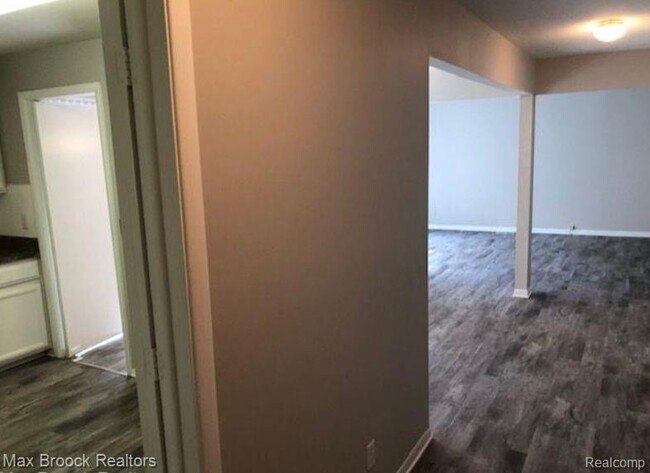 Building Photo - 16255 W Nine Mile Rd