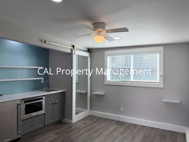 Building Photo - Modern Studio Back Unit, All Utilities Included