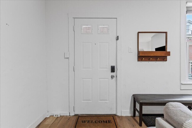 Building Photo - Renovated 3-bed, 2.5-bath house in Heart o...