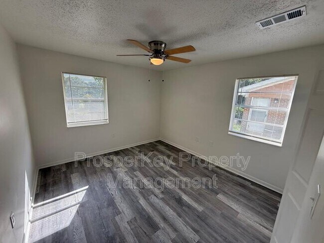 Building Photo - 4009 Ester Dr SW