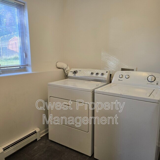 Building Photo - 3829 Silver Lake Rd