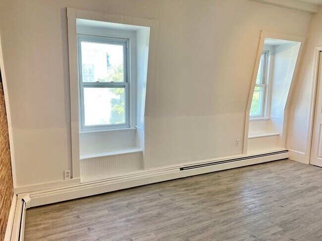 Building Photo - 655 E 7th St