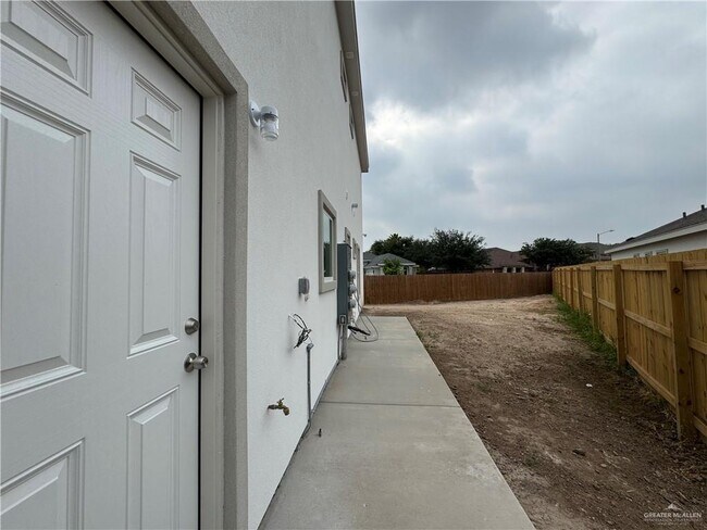 Building Photo - 1604 Canelo Dr