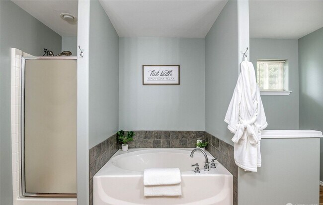 Building Photo - Large 3 bedroom pet friendly home at a gre...