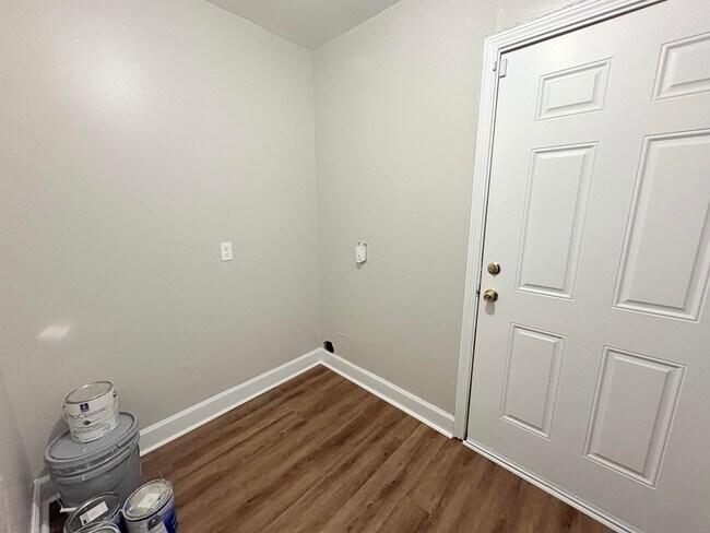 Building Photo - 2922 Oakwood Dr