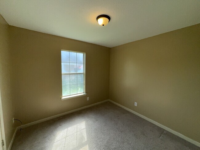 Building Photo - 1905 Christine Dr