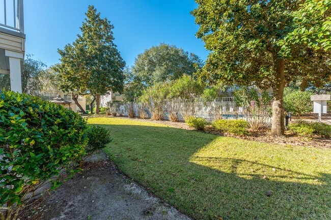 Building Photo - First Floor Oaks Unit!