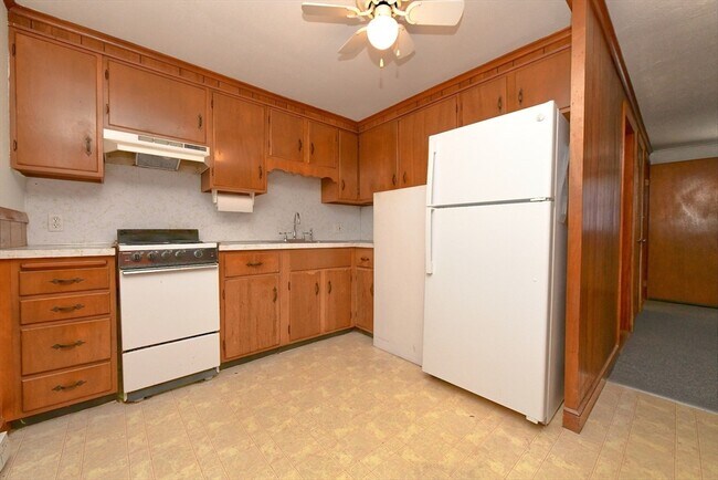 Building Photo - 65 Pleasant St