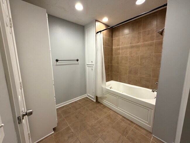 Building Photo - 1020 Mcdale Ln