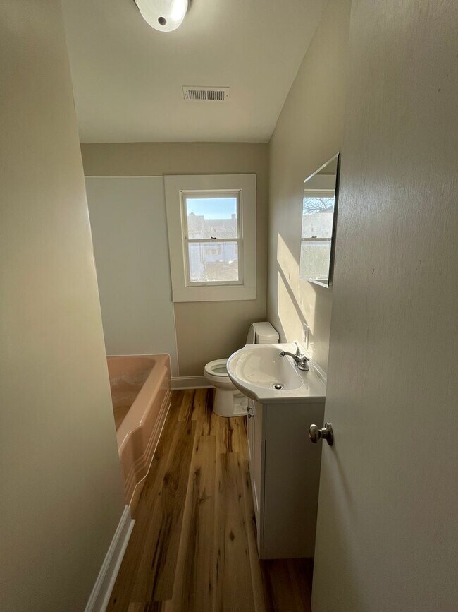 Building Photo - 108 N Saratoga St