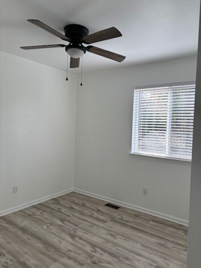 Building Photo - STUNNING LAKE VIEWS, BRIGHTON 3 BEDROOM HOME