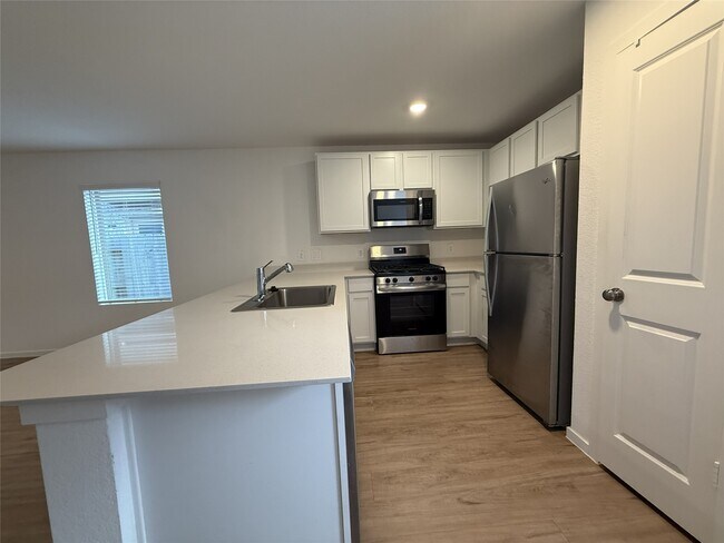 Building Photo - 529 Falling Cave Dr