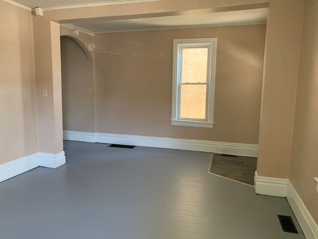 Building Photo - Large 3 Bedroom, 1.5 bath House