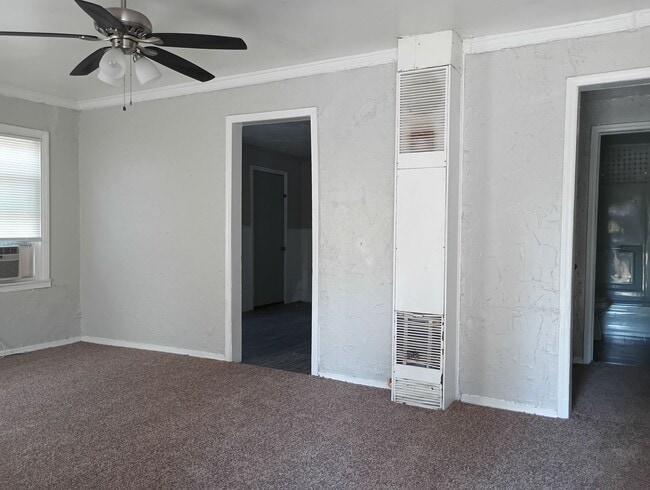 Building Photo - Close to shopping Centers!
