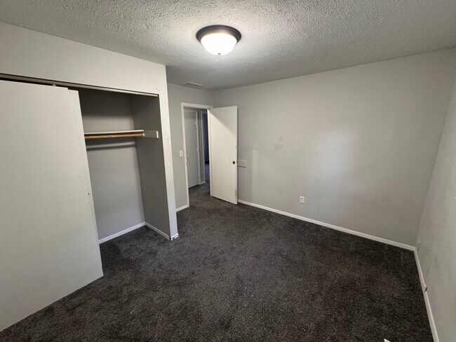 Building Photo - 514 S Pine St