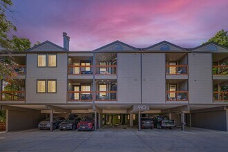 Building Photo - Stylish 1-Bedroom Condo in Prime Location! Available May 2nd!