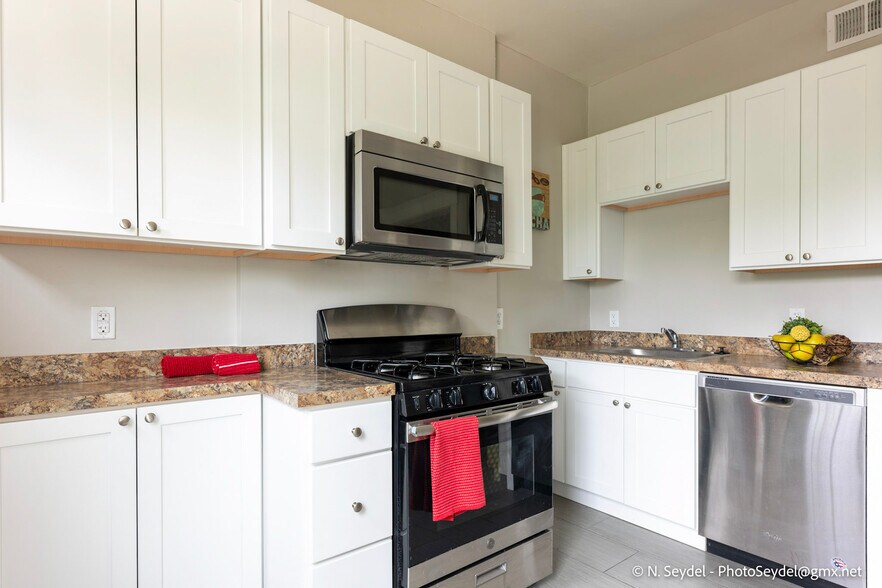 Kitchen - 865 Blaine St