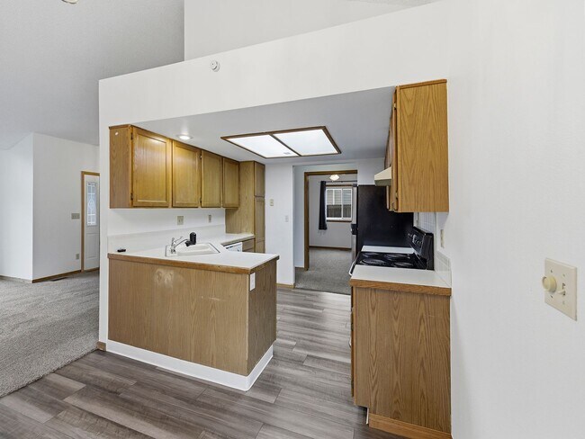 Building Photo - Bright & Spacious 3 Bed Home with Vaulted Ceilings & Fenced Yard AVAILABLE NOW!