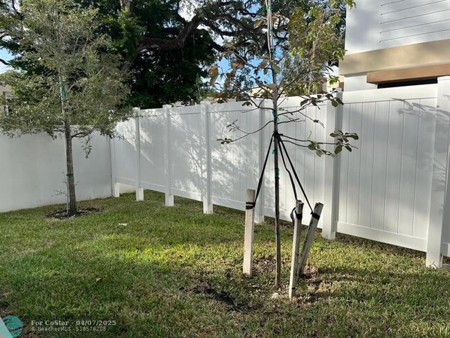 Building Photo - 4151 S oaks Pl